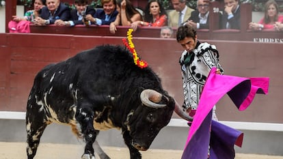 Una verónica de Fernando Robleño en la que se puede apreciar la polvareda.