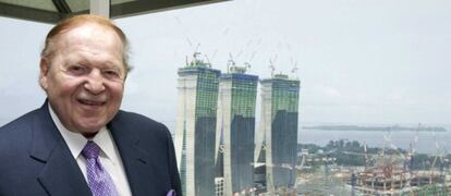 Sheldon Adelson, en 2009 frente a las obras de su casino en Singapur.