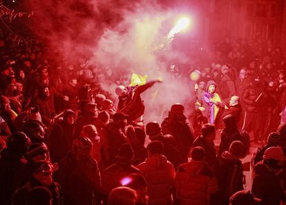 Un manifestante lanza una bengala contra la sede del ministerio del Interior. 