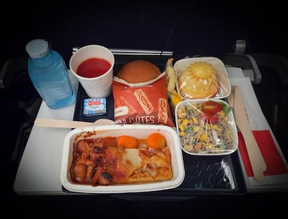 Una comida servida en la clase turista durante un vuelo con ruta desde Hong Kong hacia Ámsterdam, y escala en Dubái.