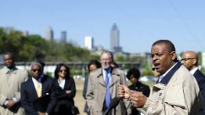 En la imagen, el secretario de Transporte de EE.UU., Anthony Foxx (d). EFE/Archivo