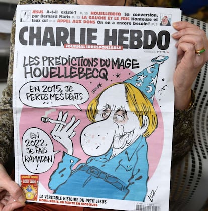 Último ejemplar publicado de 'Charlie Hebdo', fechado el 7 de enero, en el que se caricaturiza al escritor Michel Houellebecq, autor de un polémico libro sobre Francia y el islam.