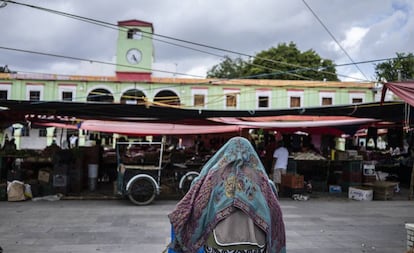 Una mujer camina en el centro de El Espinal, Oaxaca.