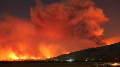 As chamas do incêndio Thomas na madrugada.