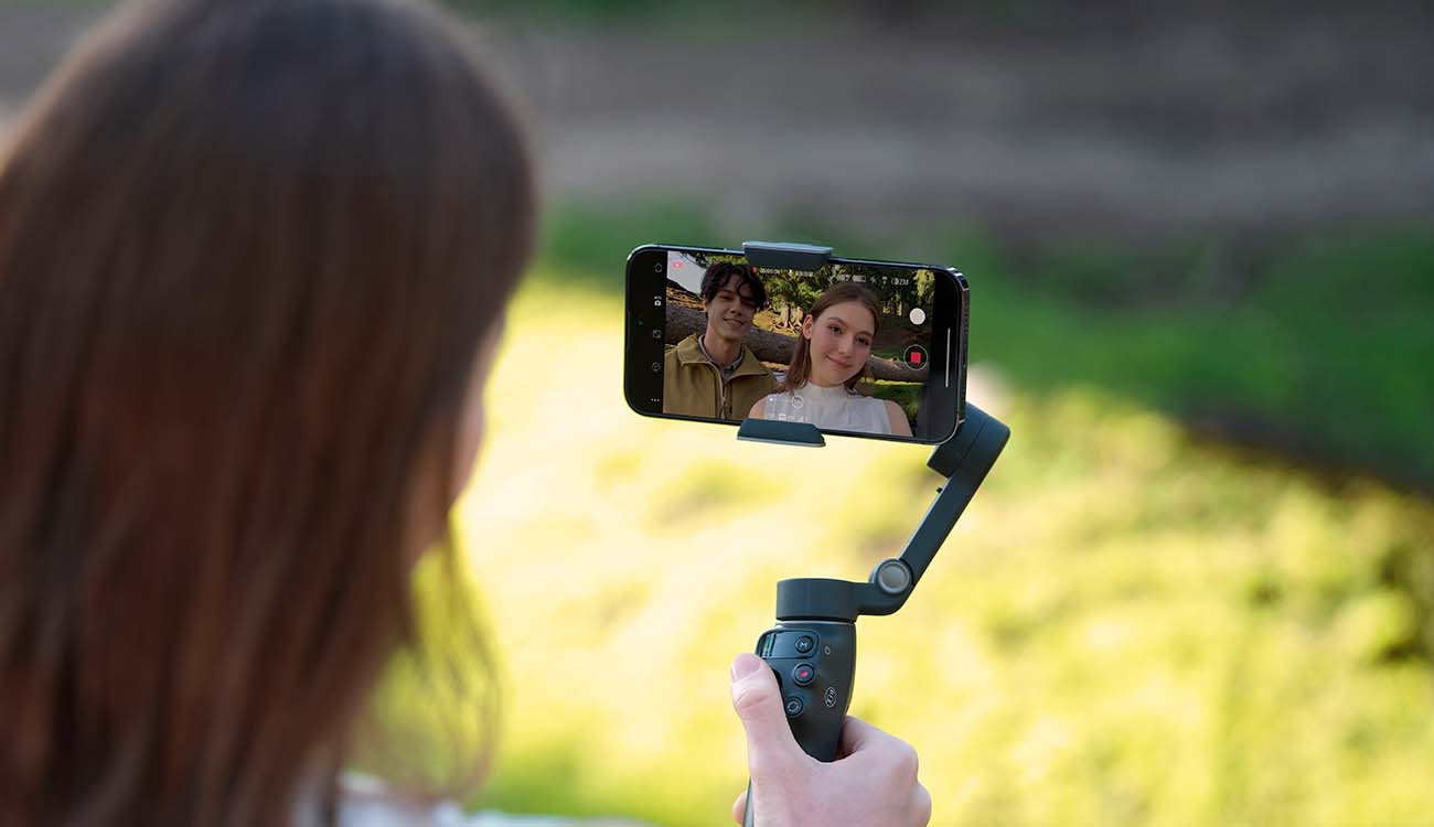 Chica utilizando el DJI Osmo Mobile 8