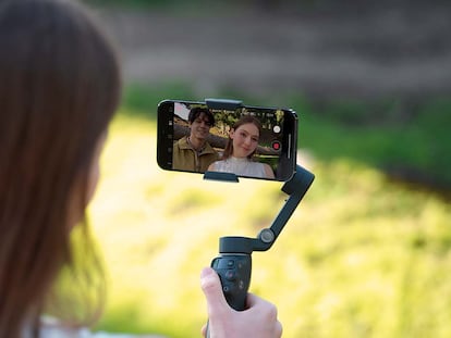 Chica utilizando en nuevo gimbal DJI Osmo Mobile 8