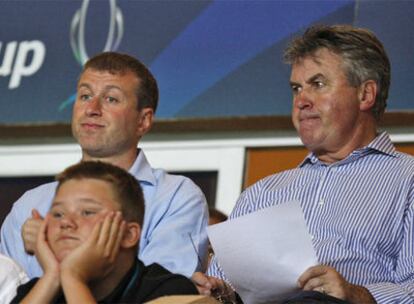 Roman Abramóvich y Guus Hiddink, en agosto pasado durante la final de la Supercopa de Europa.