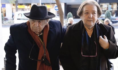 Ferlosio llega junto a su esposa, Demetria Chamorro, a un homenaje con motivo del 90º aniversario del escritor, el pasado diciembre en Madrid.