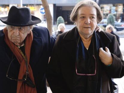 Ferlosio llega junto a su esposa, Demetria Chamorro, a un homenaje con motivo del 90º aniversario del escritor, el pasado diciembre en Madrid.