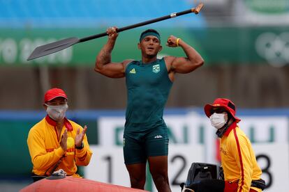 Isaquias Queiroz celebra sua medalha de ouro.