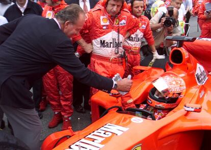 El rey Juan Carlos saluda a Michael Schumacher poco antes de comenzar el Gran Premio de España de Fórmula 1, disputado en el circuito de Montmeló el 29 de abril de 2001.
