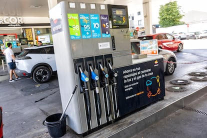 Un surtidor de gasolina en el centro de Madrid, este lunes.