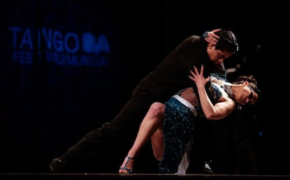 La pareja de tango chilena compuesta por Felipe Villegas y Carolina Andrade compitiendo en el Tango Dance World Cup 2012, celebrado en Buenos Aires el pasado 22 de agosto. El evento de dos semanas ofrecía cientos de clases gratuitas, conciertos y recitales mientras los competidores participaban en el campeonato y enseñaban a los asistentes los ocho pasos básicos del baile en la ciudad donde nació.