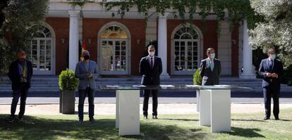 El presidente del Gobierno, Pedro Sánchez (en el centro) junto a los presidentes de CEOE, Antonio Garamendi, y la Cepyme, Gerardo Cuerva, y los secretarios generales de UGT, Pepe Álvarez, y CCOO, Unai Sordo, esta mañana en La Moncloa.