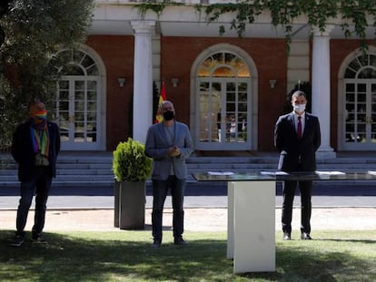 El presidente del Gobierno, Pedro Sánchez (en el centro) junto a los presidentes de CEOE, Antonio Garamendi, y la Cepyme, Gerardo Cuerva, y los secretarios generales de UGT, Pepe Álvarez, y CCOO, Unai Sordo, esta mañana en La Moncloa.