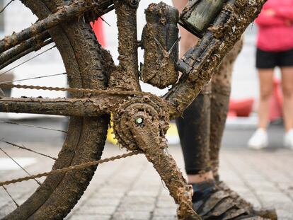 Un participante de la Transpyr tras un día infernal de barro.