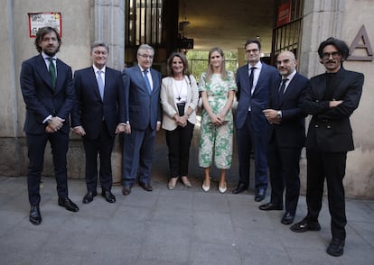 De izquierda a derecha: Rosauro Varo, vicepresidente PRISA, Luis Abad, consejero delegado de Capgemini,  Sigfrido Herráez, decano del Colegio de Arquitectos de Madrid, Teresa Ribera, vicepresidenta tercera, Sara Aagesen, secretaria de Estado de Energía, Joseph Oughourlian, presidente PRISA, Carlos Núñez, presidente ejecutivo PRISA MEDIA y Jaime García Cantero, director de Retina.