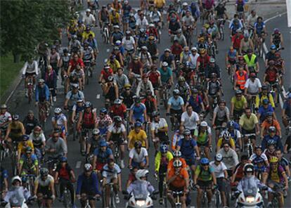 Decenas de ciclistas circulan por el paseo de la Castellana en la 26ª edición de la Fiesta de la Bicicleta.