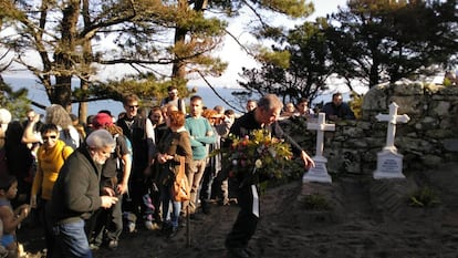 Homenaje a Germán Luaces en el cementerio de Cíes.