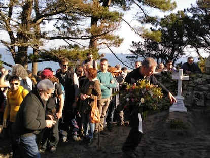 Homenaje a Germán Luaces en el cementerio de Cíes.