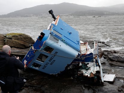 La borrasca 'Domingos' arrastra los restos de un pesquero hundido hace tres días en Muros (A Coruña) a la costa de Esteiro, a 12 kilómetros por carretera.