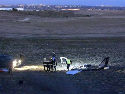 Bomberos de Toledo junto a la avioneta siniestrada.