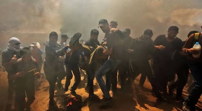 Un manifestante palestino herido es evacuado. 