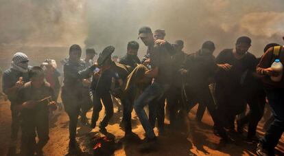 Un manifestante palestino herido es evacuado.
