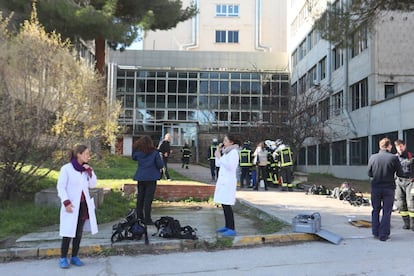 Desalojo del laboratorio de la Autónoma, el jueves.