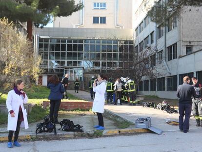 Desalojo del laboratorio de la Autónoma, el jueves.