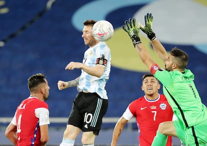 Messi remata ante Bravo en el estreno de Argentina frente a Chile en la Copa América