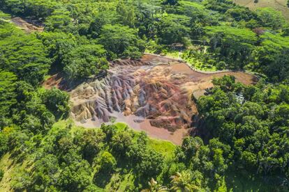 En pleno Índico, rodeada de arrecifes coralinos y aguas transparentes, y con más cultura que otros destinos similares de su región, <a href="https://www.mymauritius.travel/ " target="_blank"> Mauricio </a> se ha construido una sólida fama como país seguro, con buenas infraestructuras y compromiso con el turismo de bajo impacto. Como país que depende del turismo, sufrió mucho el impacto de la pandemia y el parón en los viajes, pero hoy puede presumir de haberse mantenido con muy pocos casos y con una vida normalizada, aunque todavía sin turistas extranjeros. La conexión con la naturaleza sigue siendo el principal atractivo de la isla, con una población abierta y tolerante, muy consciente de la necesidad de la sostenibilidad para mantener el encanto de la isla.