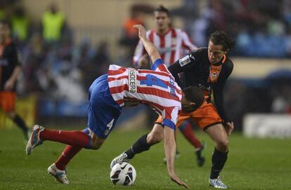 Guardado trata de llevarse el balón ante Mario Suárez.