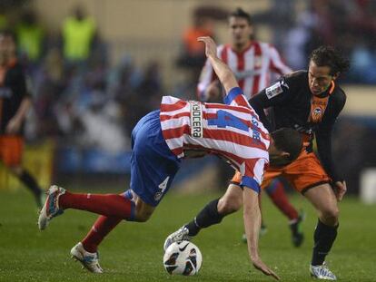 Guardado trata de llevarse el balón ante Mario Suárez.