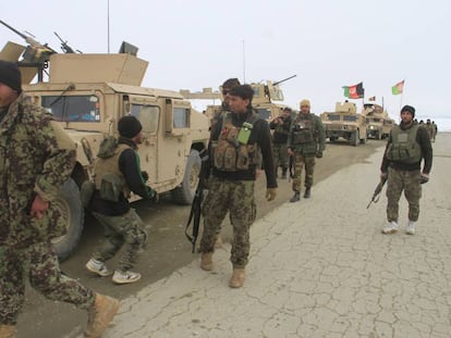 Soldados afganos se preparan para acceder a la zona en la que se ha estrellado el avión, este lunes.