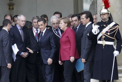 Sarkozy, entre Angela Merkel y Herman Van Rompuy (izquierda, con gafas), entre otros, en el Elíseo.