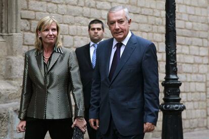 El vicesecretario general de Pol&iacute;tica Auton&oacute;mica y Local del PP, Javier Arenas, minutos antes de entrar a la iglesia de Santa Mar&iacute;a del Mar.
 
 
 