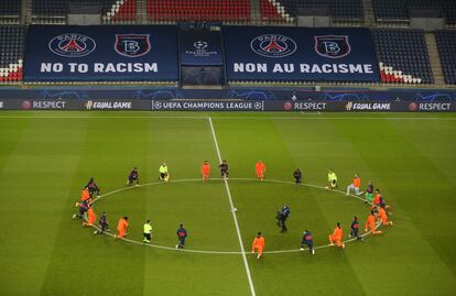 Jugadores de PSG y Basaksehir y miembros del equipo arbitral arrodillados antes del comienzo del partido como protesta contra el racismo