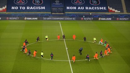 Jugadores de PSG y Basaksehir y miembros del equipo arbitral arrodillados antes del comienzo del partido como protesta contra el racismo