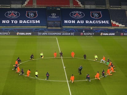 Jugadores de PSG y Basaksehir y miembros del equipo arbitral arrodillados antes del comienzo del partido como protesta contra el racismo