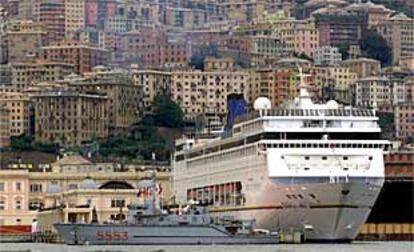 Un buque de la Armada italiana ante el European Vision, el barco donde residirán líderes del G-8 durante la cumbre de Génova.