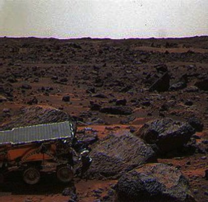 Detalle de las rocas de la superficie de Marte recientemente analizadas por el vehículo todoterreno Sojourner (en la foto), depositado en el planeta rojo por la sonda Mars Pathfinder.