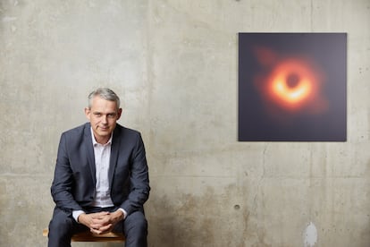 El astrónomo alemán Heino Falcke, junto a la primera imagen de un agujero negro.