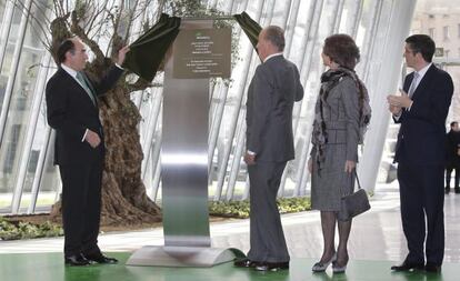 Los Reyes descubren la placa inaugural de la Torre Iberdrola junto a Sánchez Galán. A la derecha, el 'lehendakari' López.