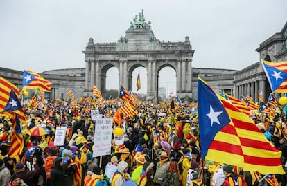 Cientos de manifestantes se concentran en la explanada del Parque del Cincuentenario de Bruselas.