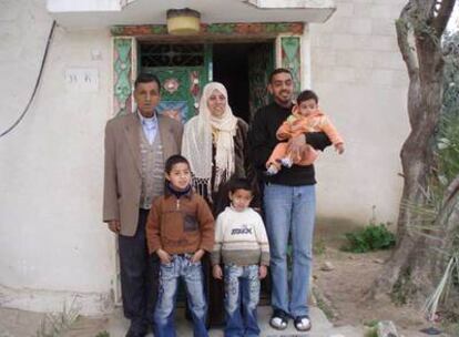 La familia Qudeh, en su casa de Beni Suhaila, en Gaza.