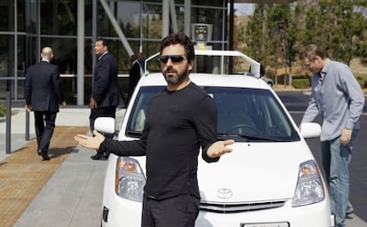 Sergey Brin posa frente a un coche capaz de conducirse solo.