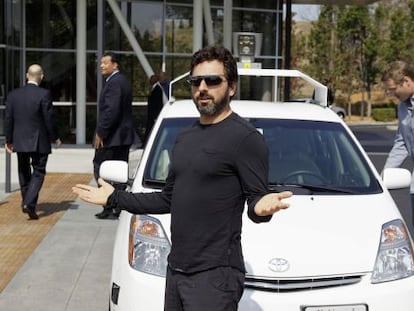 Sergey Brin posa frente a un coche capaz de conducirse solo.