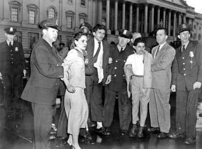 Lolita Lebrón es arrestada tras el asalto al Capitolio en 1954.