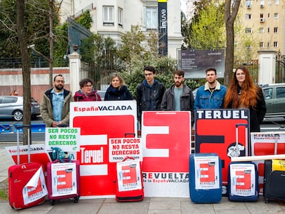 Concentración de la plataforma de la España vaciada con varias maletas ante la sede del Instituto de la Juventud en Madrid este jueves.